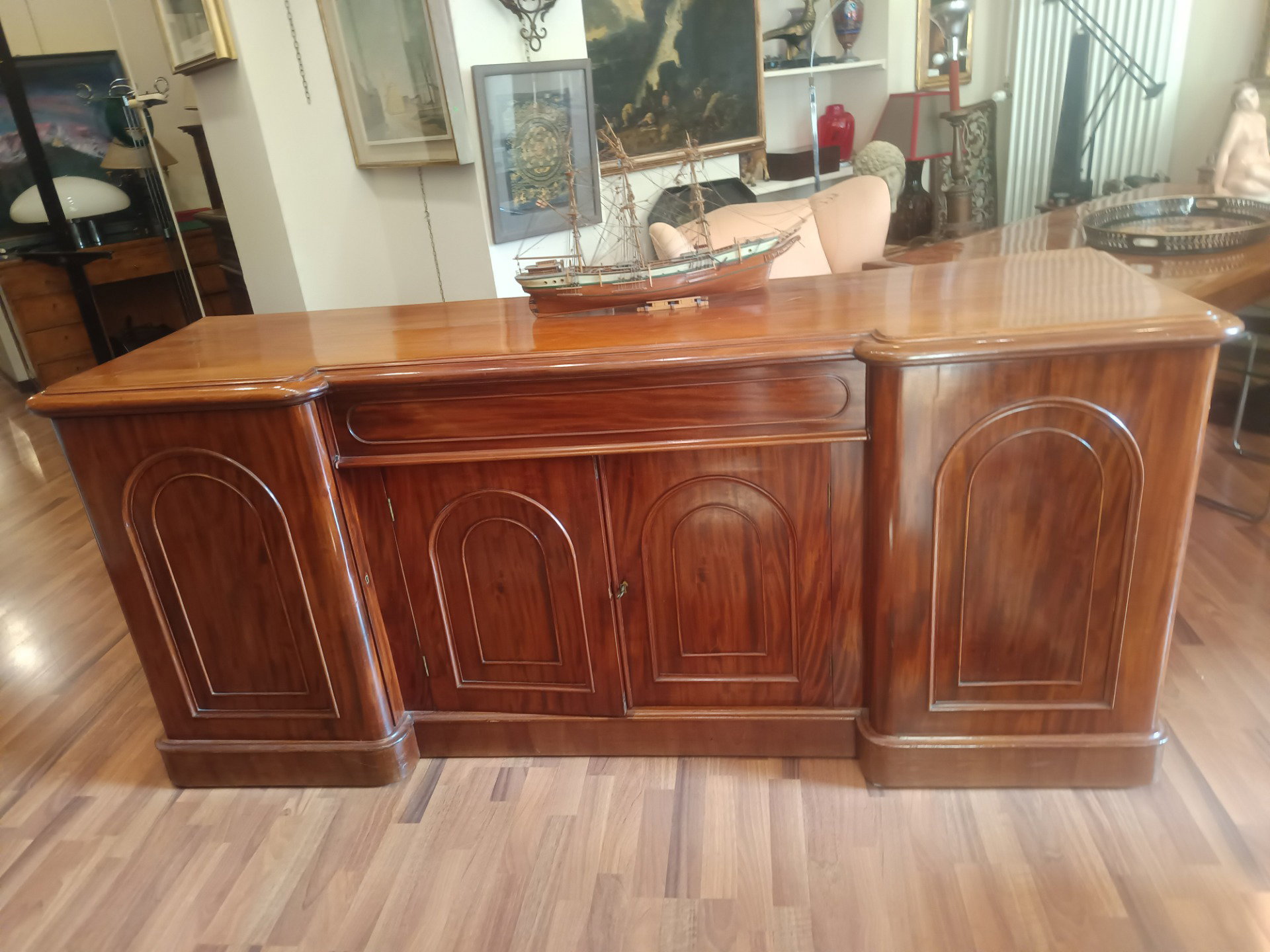 Elegante englische Anrichte